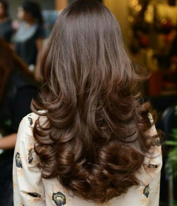 Tóc layer dài uốn xoăn đuôi giúp tóc dày hơn