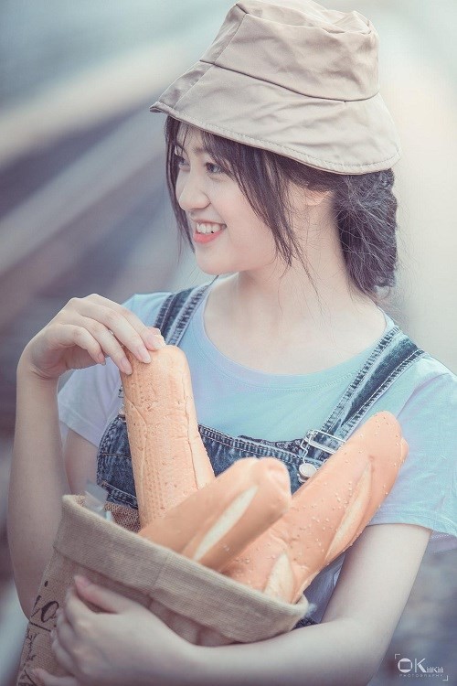 Bộ ảnh “Cô gái bán bánh mỳ” xinh đẹp thu hút mọi ánh nhìn ảnh 1