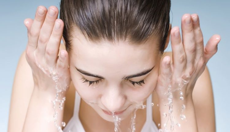 Rửa sạch mặt là một trong những bước quan trọng trong việc tẩy tế bào chết